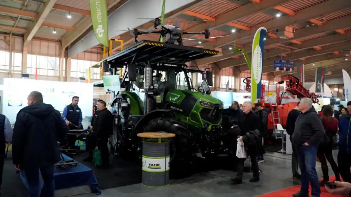 Фото: Камиль Павловский / farmer.pl
Универсальную платформу и посадочную площадку для агродронов установили на крыше трактора Deutz-Fahr