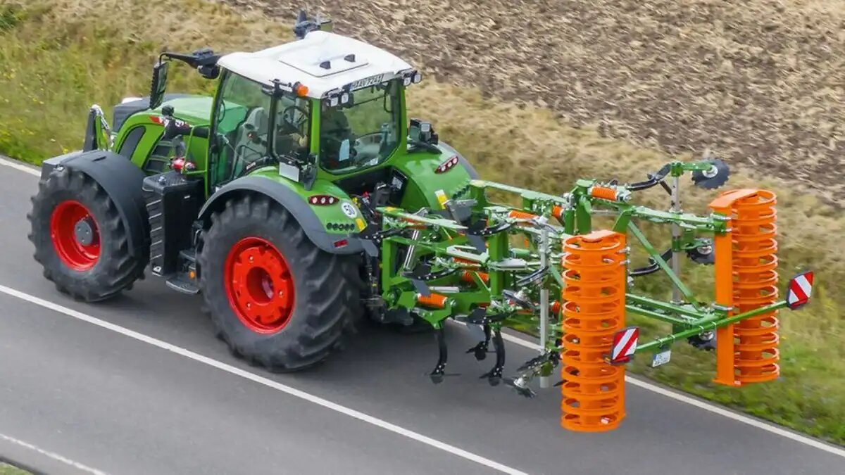 Фото: amazone.de / Amazone / agriland.ie
Новый складной культиватор Cenio 4000-2 на дороге общего пользования