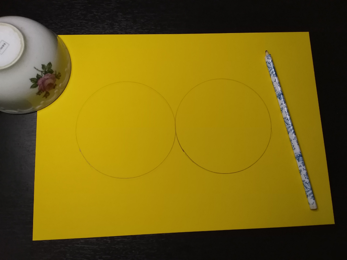 Беру лист бумаги, карандаш и кружку и рисую сначала два круга рядом.