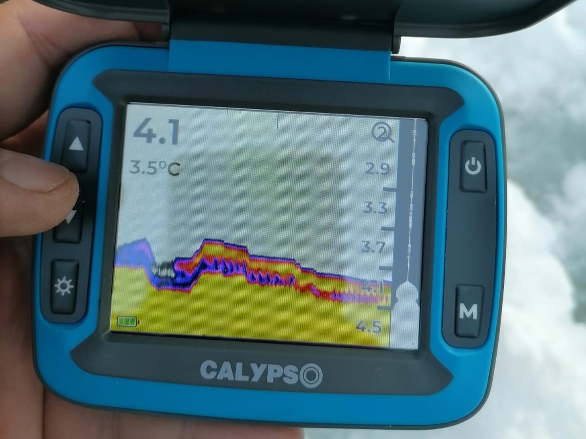 Я тестировал эхолот на Большом Рублевском карьере. Это не самый простой водоем. Тут сложный рельеф, и рыбу найти непросто, приходится много бурить и перемещаться. Эхолот очень помогает и ускоряет поиск. Фото: Александр Шаловинский / ВКонтакте