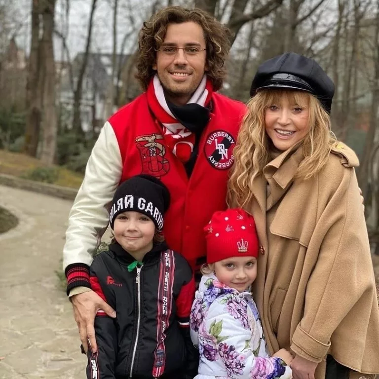 Гарри и Лиза Галкины с родителями Аллой Пугачевой и Максимом Галкиным 