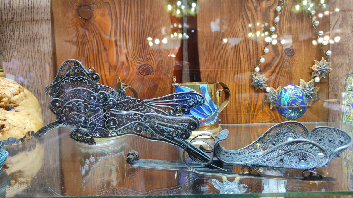 Русская тройка с санями, выполненная красносельской сканью.