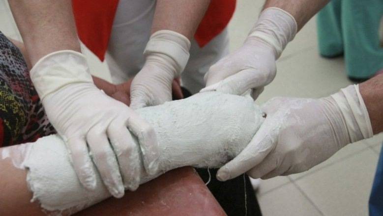 Как мы ни ругаем врачей, а бежим к ним, и получаем помощь.