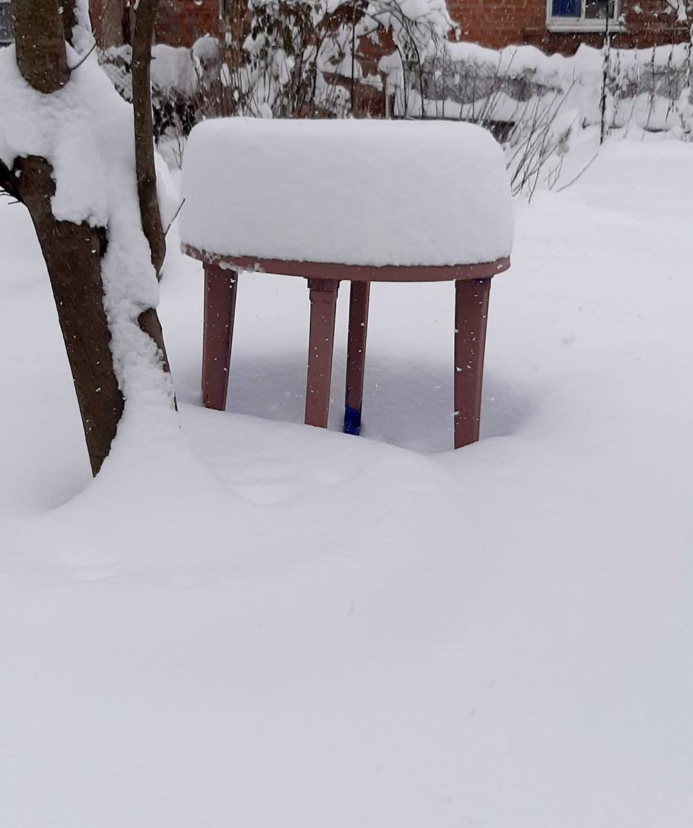На столе видно высоту снежного покрова