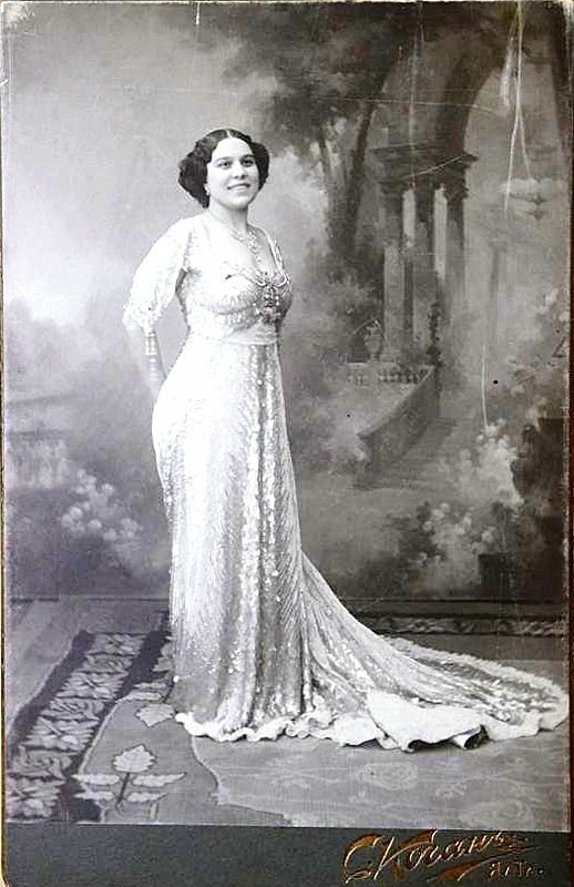 Надежда Плевицкая в фотоателье Когана в Ялте.