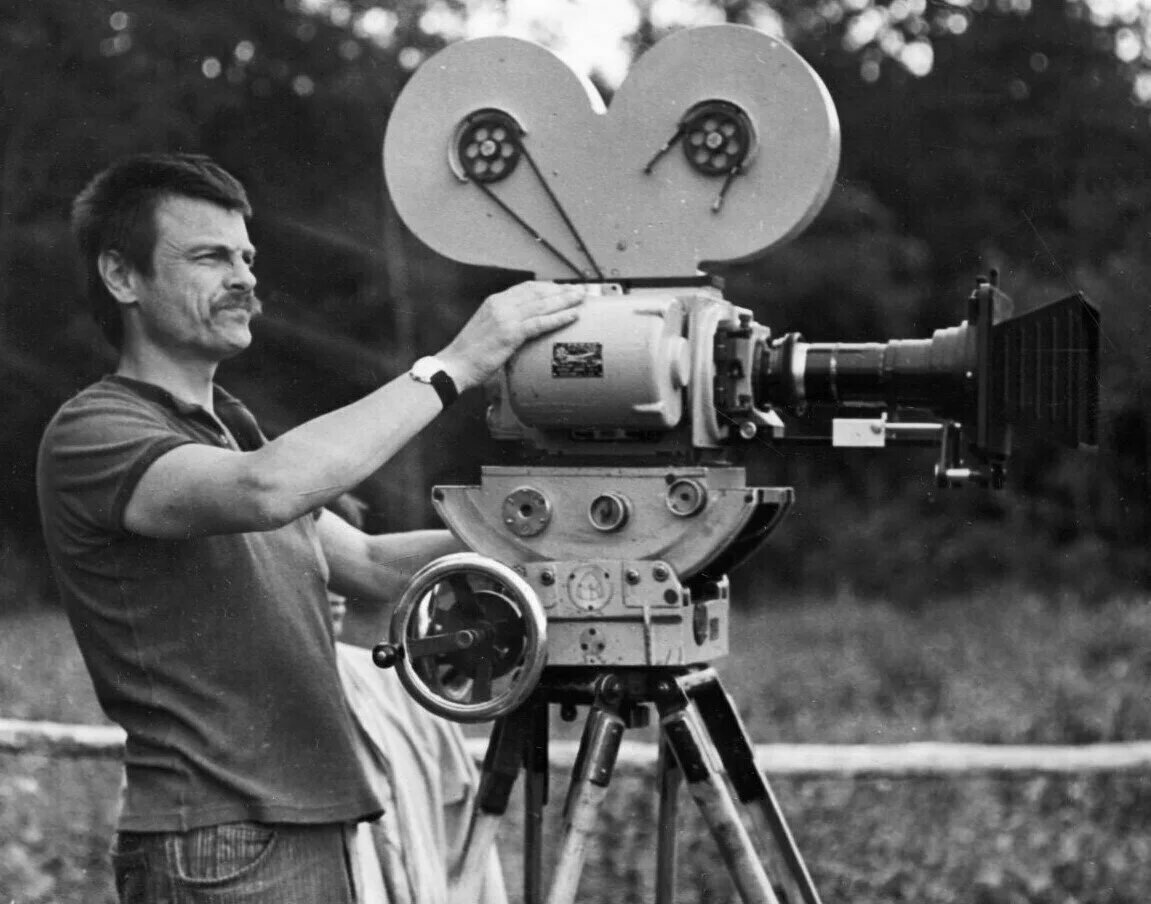 Родился 4 апреля 1932 года в селе Завражье, Юрьевецкий район, Ивановская Промышленная область (ныне — сельское поселение Завражье Кадыйского района Костромской области).
Режиссёр, сценарист, актёр, художник.
Заслуженный деятель искусств РСФСР (28.03.1974).
Народный артист РСФСР (25.01.1980).
За свою режиссерскую карьеру Андрей Тарковский снял не так много фильмов, но они стали классикой кинематографа. Его картины получили престижные международные награды﻿: «Иваново детство»﻿ — «Золотого льва» на Венецианском фестивале, «Андрей Рублев»﻿ и «Солярис»﻿ — приз ФИПРЕССИ на Каннском. Его фильмами восхищался﻿ режиссер Федерико Феллини, а Ларс фон Триер назвал Тарковского своим учителем.