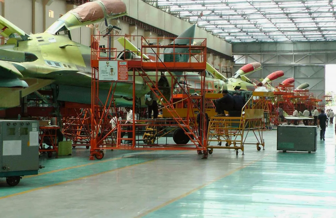 Сборка истребителей Су-30МКИ на заводе HAL в Насике, штат Махараштра. Завод  является одним из крупнейших  предприятий в полуторамиллионном городе. Фото HAL 