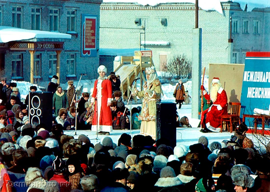 Проводы зимы в пгт Демьяново 80-х. Сцена на улице Советской. ДЕМЬЯНОВО.рф