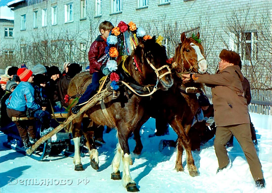 Проводы зимы в пгт Демьяново 80-х. Катание на санях в упряжке. ДЕМЬЯНОВО.рф