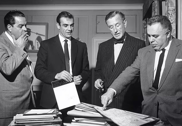 Слева направо: продюсер бондианы Альберт Р. Брокколи, актёр Шон Коннери, автором серии романов о Бонде Ян Флеминг и продюсер первых девяти серий о Бонде Гарри Зальцман