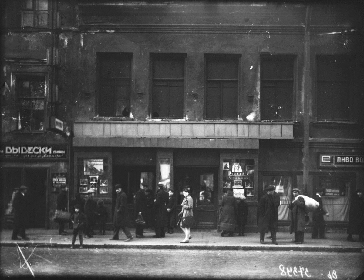 Вход в кинотеатр "ТЕМП", 1930 год. ЦГАКФФД СПб. Фотодокументы. Оп.1ВР-28. Ед.хр.37398