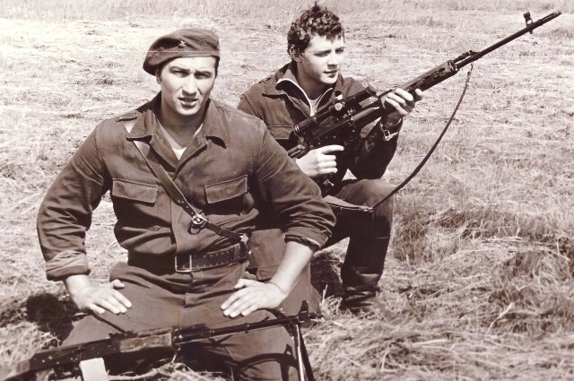    Архивные фотографии Александра Мирошниченко (слева) Фото: Из архива/ Международная Ассоциация ветеранов подразделения антитеррора «Альфа»