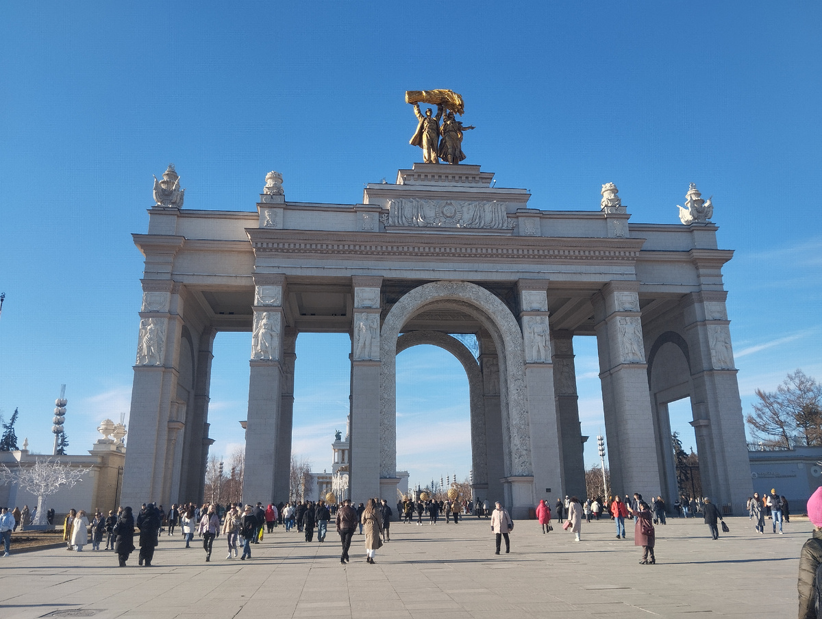ВДНХ, центральный вход. 09.03.2025 г, воскресенье. ЗДЕСЬ и далее фото автора и(или) из личного архива автора, если не указано иначе.