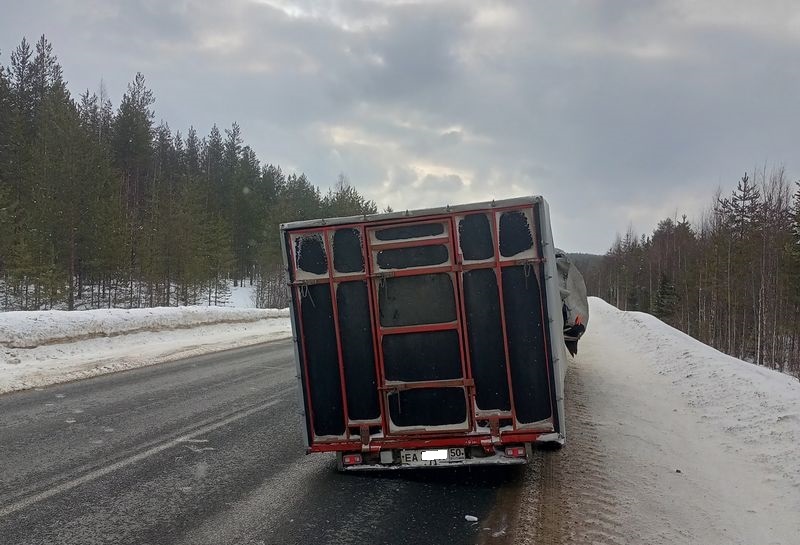 После дезертирства певвого колеса прицеп накренился налево