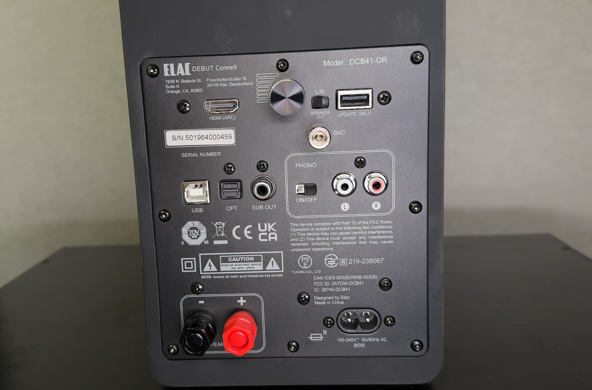 Хороший набор портов для различных устройств