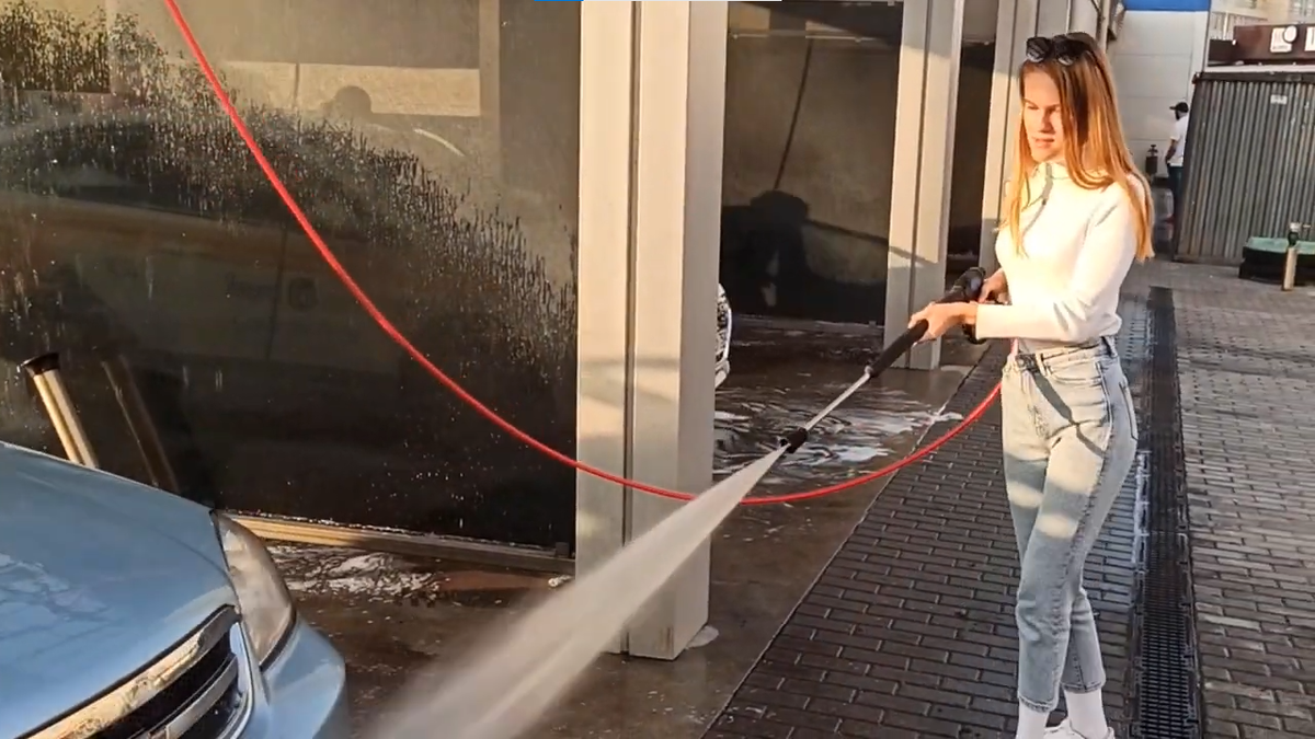 Моем машину перед поездкой в Крым!