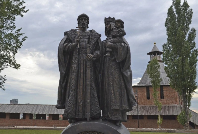 Памятник Дмитрию Донскому и Евдокии Дмитриевне (видимо, с сыном Василием) в Нижегородском кремле.