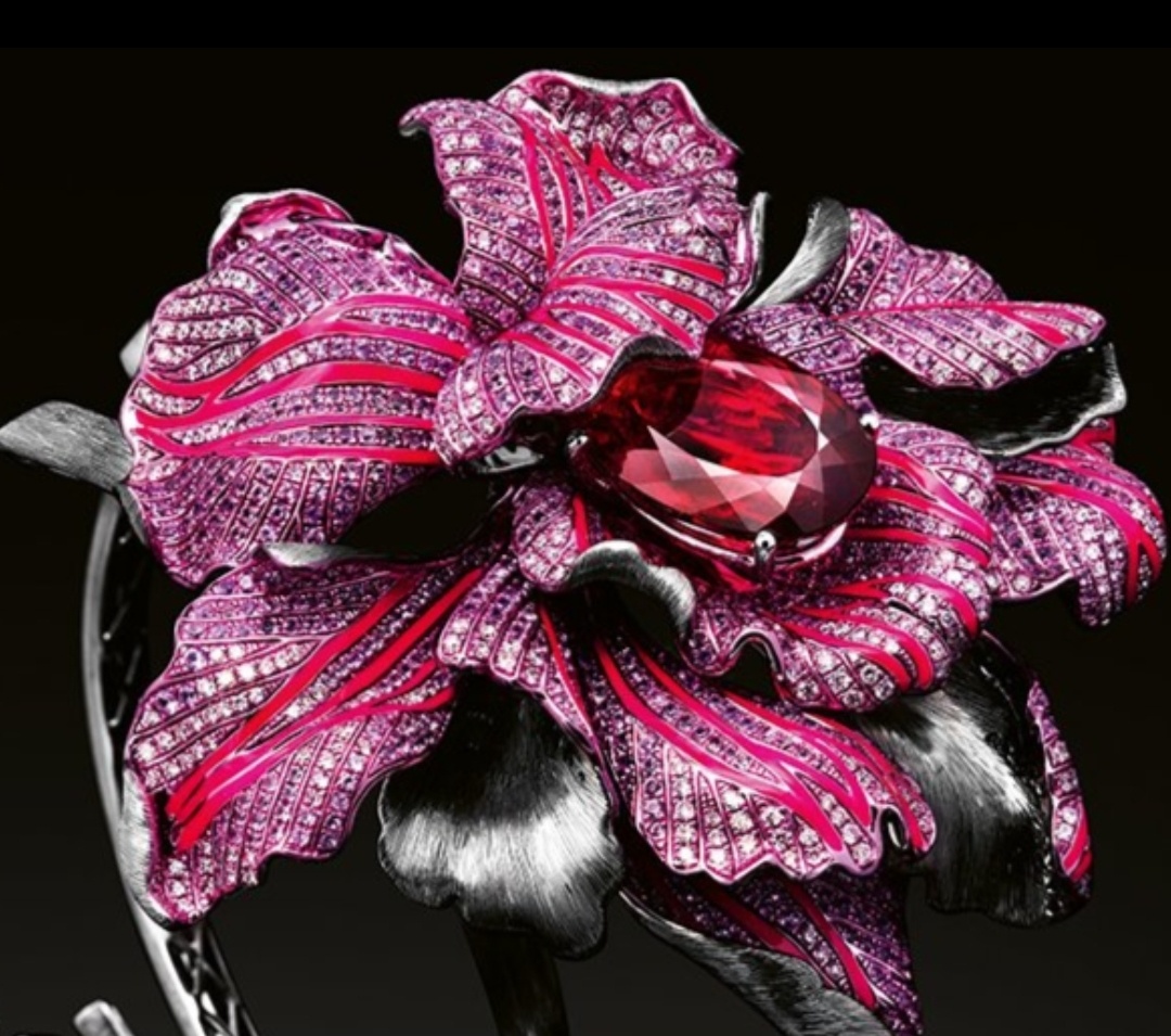 Браслет в виде цветка. Ювелир Ости Ли 