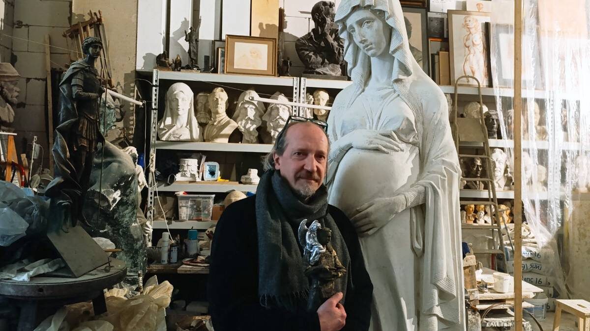    Скульптор Василий Селиванов в мастерской на фоне своих работ / Фото: Арсений Козырев