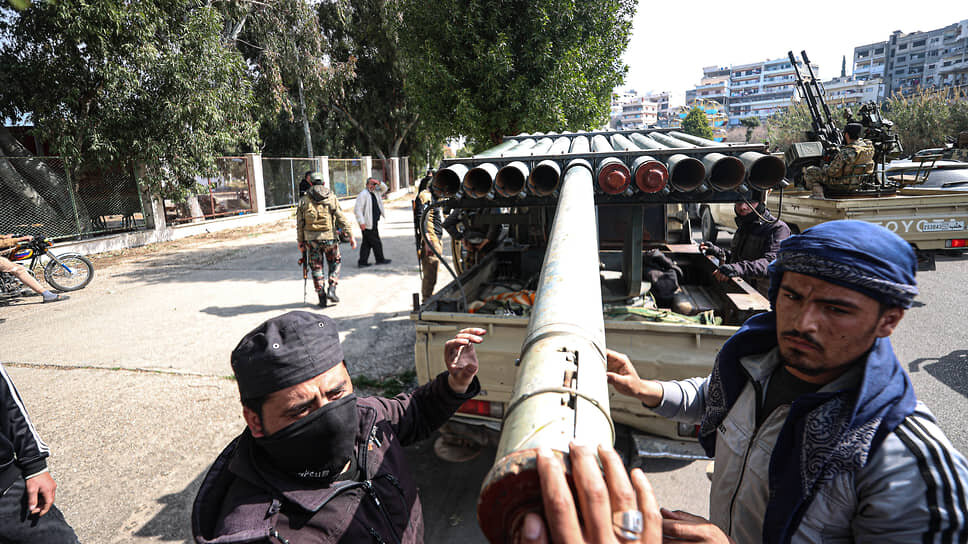 Для подавления восстания алавитов на запад Сирии были переброшены части и подразделения правительственных сил, которые при поддержке артиллерии, авиации и бронетехники выбили повстанцев из захваченных ими городов.📷Фото: zettin Kasm / Anadolu / Getty Images