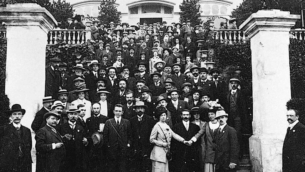 1910 год. Делегаты Восьмого конгресса Второго Интернационала. На переднем плане держатся за руки Александра Коллонтай и Клара Цеткин. Сразу за ними Роза Люксембург.