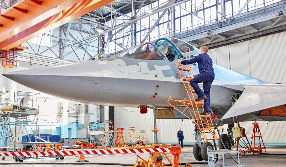 Серийный боевой самолет пятого поколения Су-57 в цехе авиазавода в Комсомольске-на-Амуре.