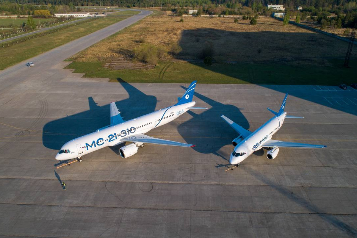 Пассажирские самолеты МС-21-310 и Сухой Суперджет. На фото хорошо видны размеры машин. Фото: ОАК