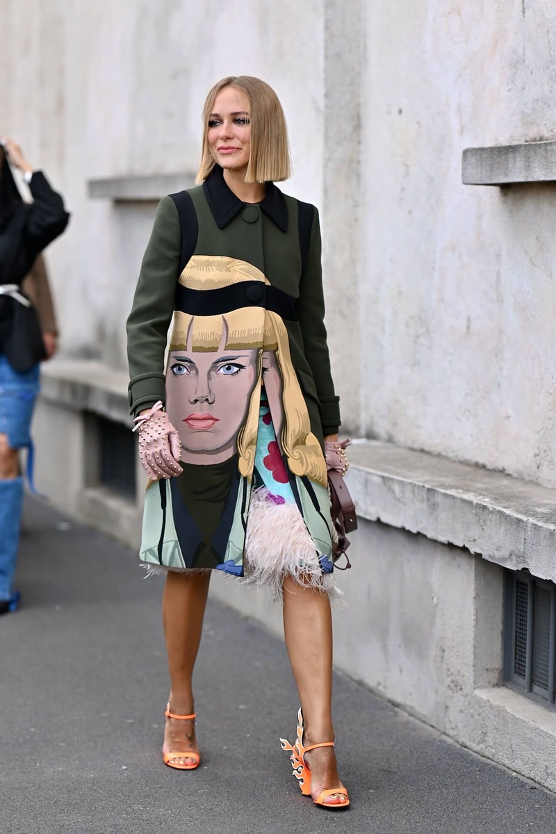 Здесь мы видим взрыв творческого подхода. Узнаются прошлогодние идеи. Но этот авангард воспринимается легко.