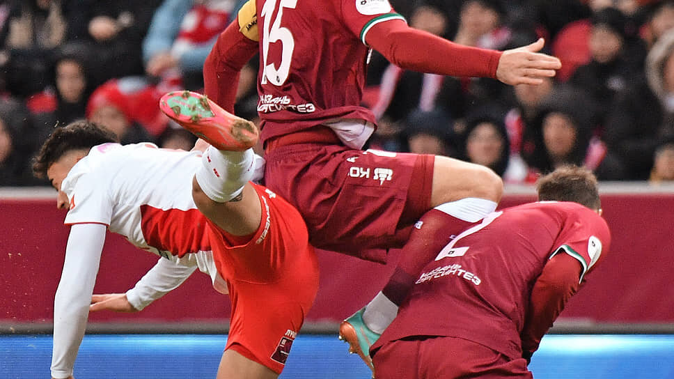 Игроки «Рубина» (в бордовой форме), создав отрыв в первом тайме, смогли сохранить его, справившись со спартаковским натиском.📷Фото: Артемий Шуматов / Коммерсантъ