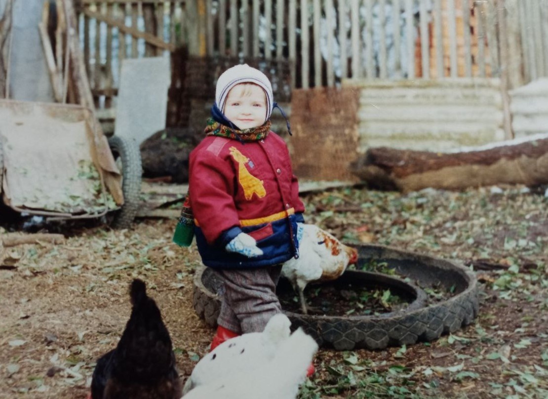 Моё фото из семейного архива. Во дворе нашего частного дома.