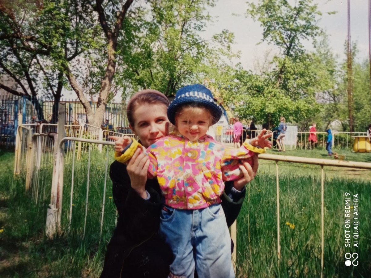 Фото из семейного архива. Я с мамой в городском парке.