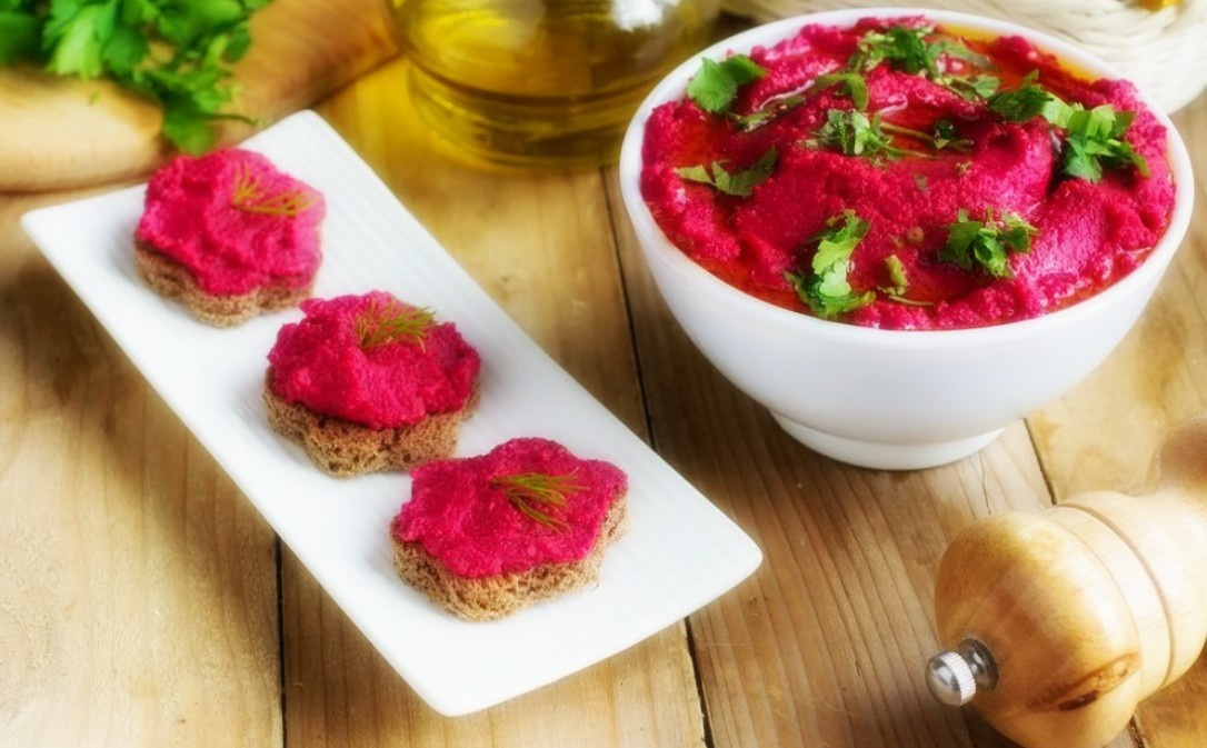 Свекольный хумус.
