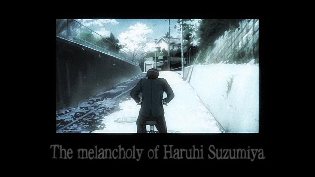 …Впрочем, обозреваемое аниме начинается в бледных тонах, что является намеренным визуальным приёмом; как только появляется сама главгероиня по имени Харухи Судзумия, цвета обретают насыщенность, дабы подчеркнуть, сколь сильно та героиня будет влиять на мир в рамках сюжета (кадр из первого сезона)