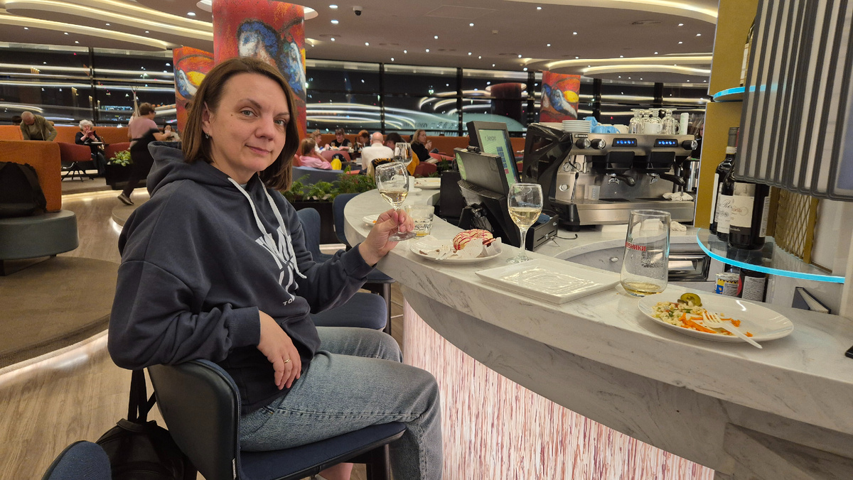 А это я прямо сейчас, аэропорт, полетели в отпуск