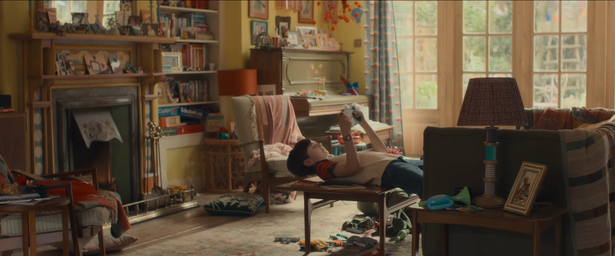 Кстати, а что там по книге - в каком доме она живет? Это их общий дом с Марком? Или она переехала куда-то после его смерти? Дом максимально похож на Бриджит и также максимально не похож на Марка. Он бы в таком не смог жить. 