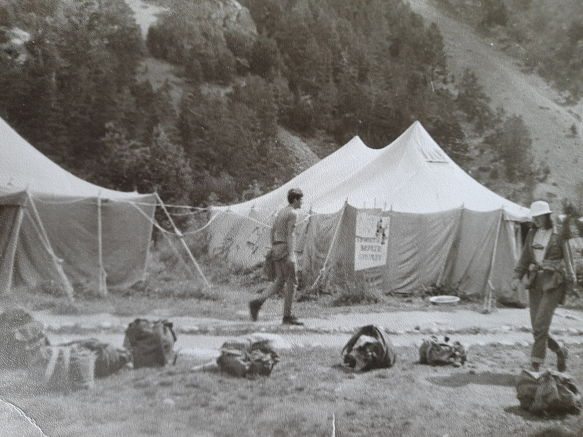 Наш палаточный лагерь. В центре фото - мой брат Андрей