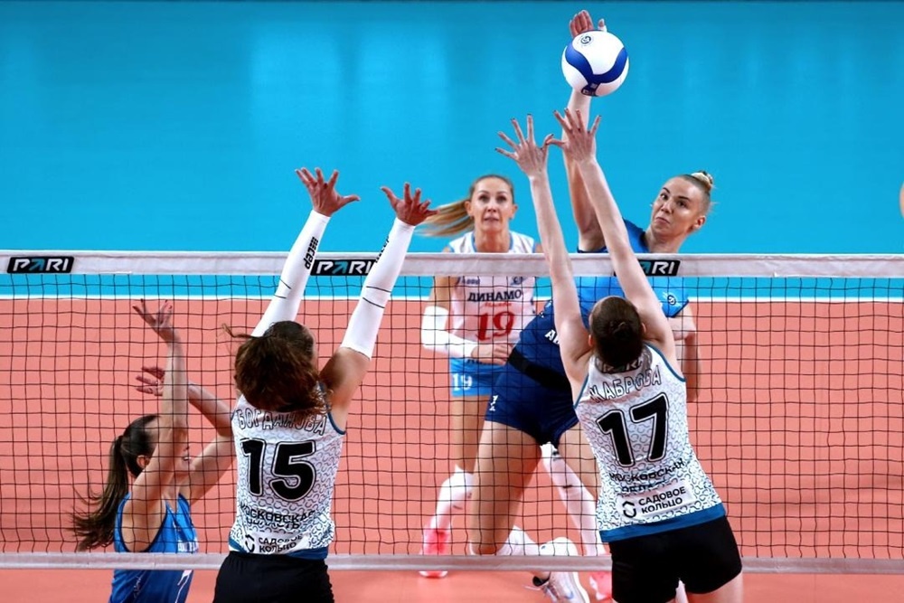    Самая интересная пара 1/4 финала: столичные динамовки (на втором плане) против девушек из ВК "Заречье-Одинцово". / Пресс-служба ВФВ