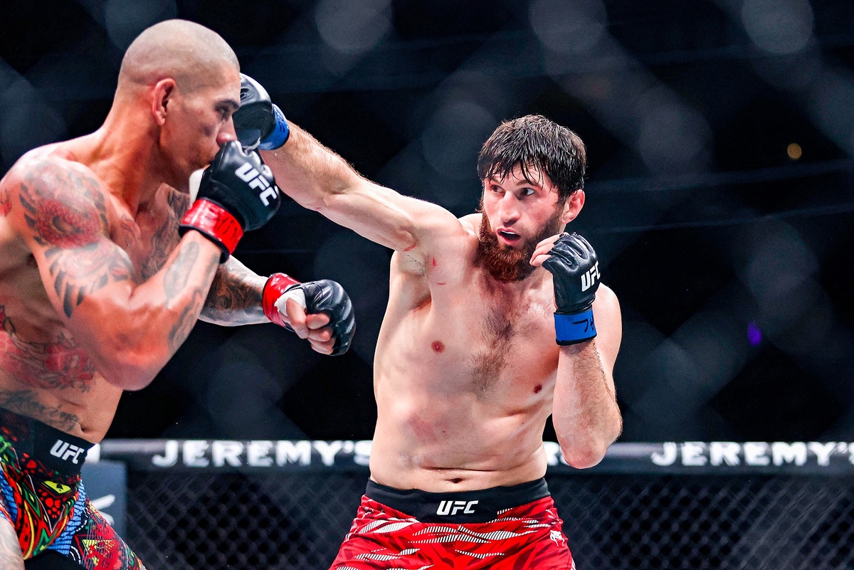    Магомед Анкалаев (справа) превзошел Алекса Перейру в стойке, которая считалась козырем бразильца. / Gettyimages