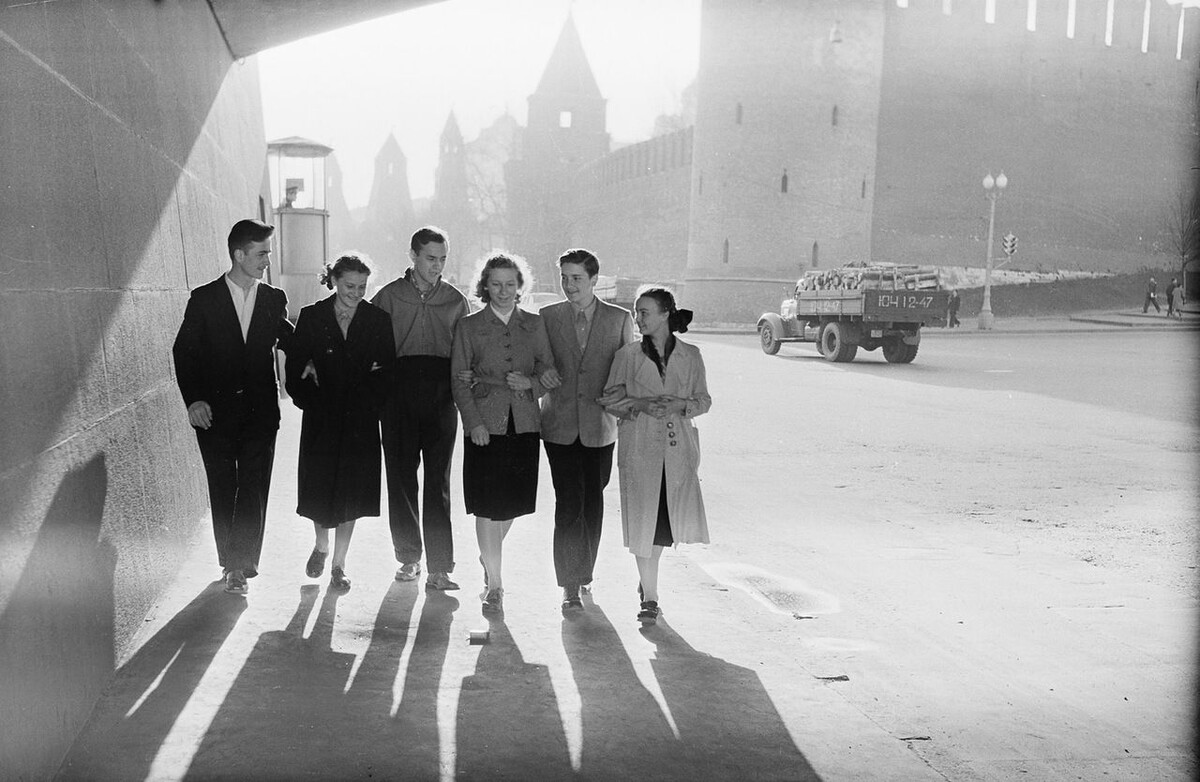 "Дорога на восток. Московские школьники, 1950" (по "Запискам скучного человека"). Источник: https://ru.pinterest.com/pin/476396466807958721/