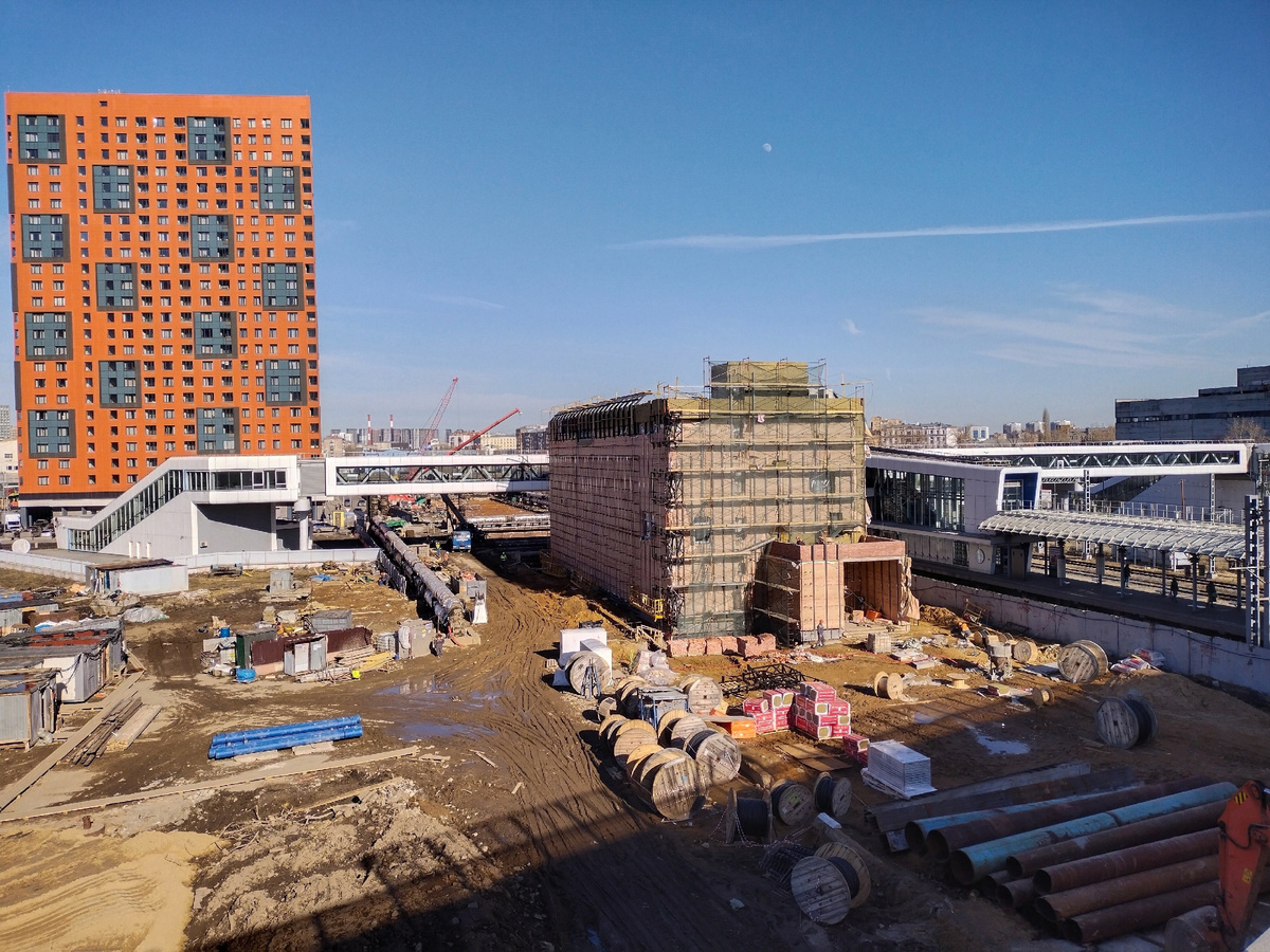 📷 1.1: Продолжается утепление фасада здания тягово-понизительной подстанции, совмещённого с помещениями для конечной станции Мосгортранса.