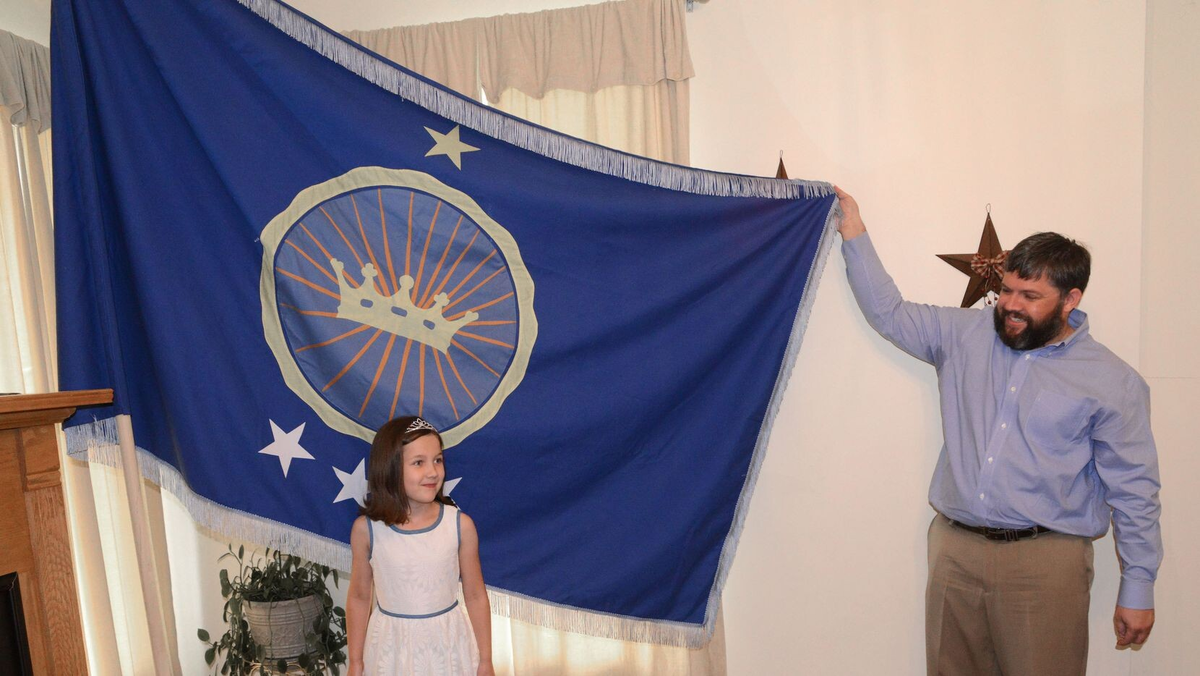 Хейтон с дочерью демонстрирует флаг провозглашенного им королевства Северный Судан.