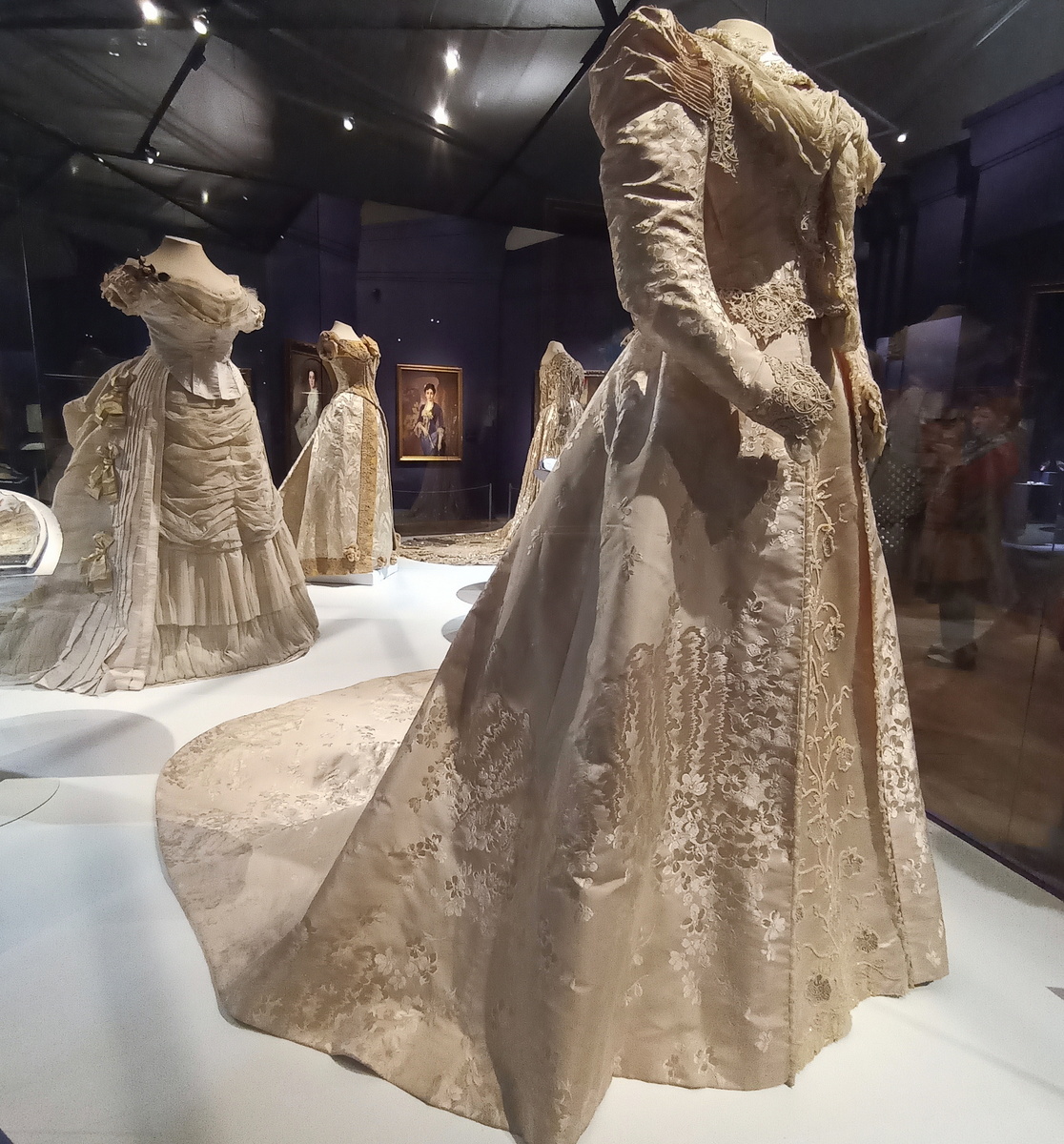 Вечернее платье с узором в виде веток цветущей яблони. Принадлежало Императрице Марии Федоровне