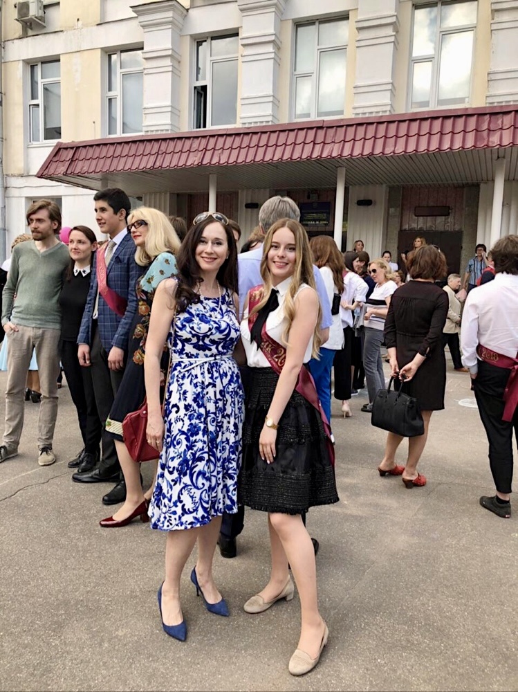 2018 год. Последний звонок у Алины. 10 и 11 классы двойняшки учились в разных школах.