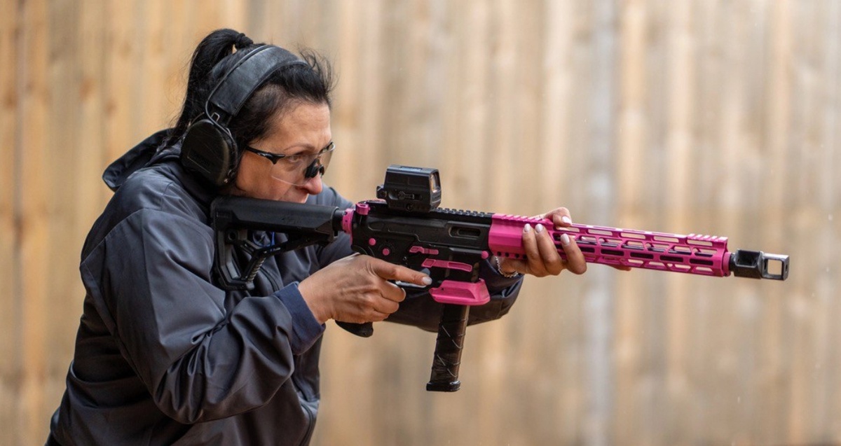 Стрельба спортсменки в дисциплине карабин