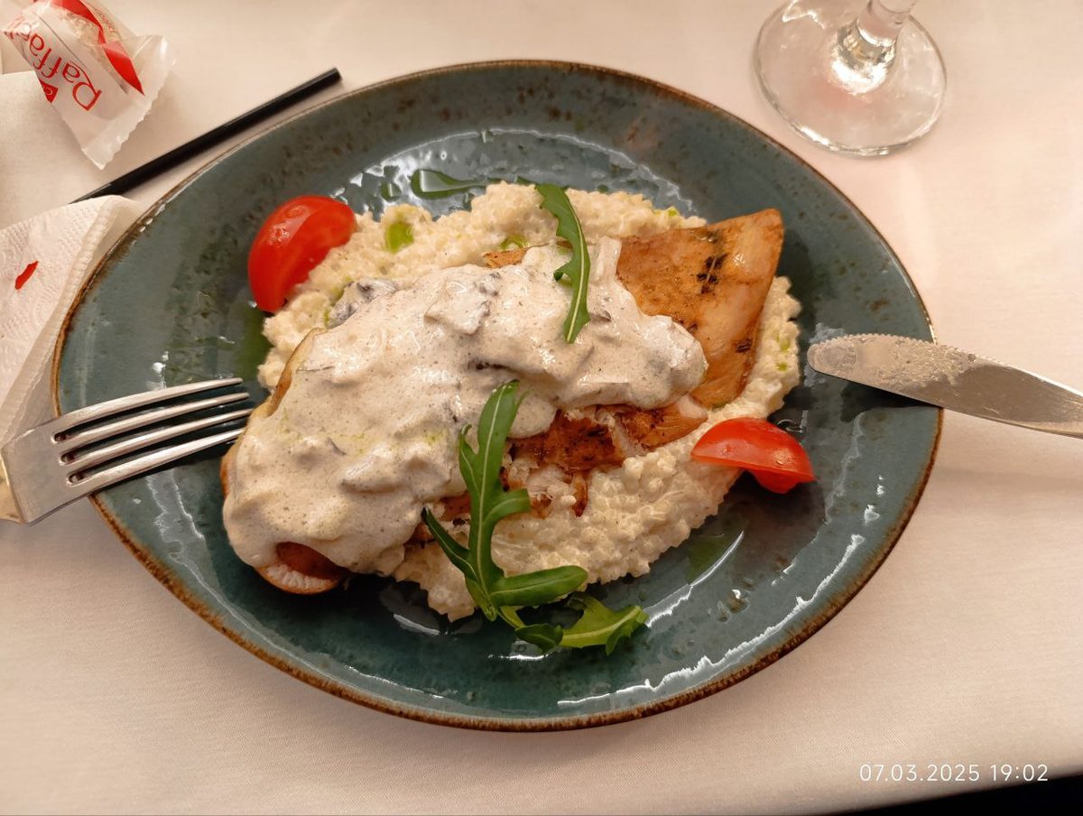 Сочная курочка с кускусом, вялеными томатами под сливочно-грибным соусом.