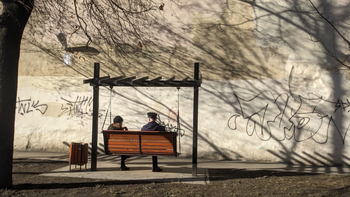 "Но странный стук зовёт: «В дорогу!»
Может сердца, а может стук в дверь."(с) Фото: Е.Кыштымова "Аутичные качели"