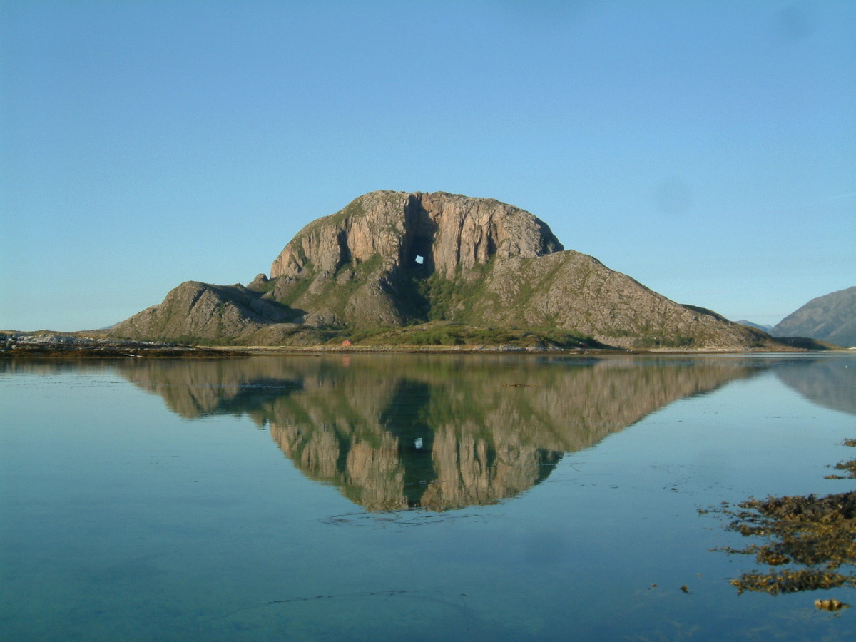 Норвежская гора с дырочкой посередине