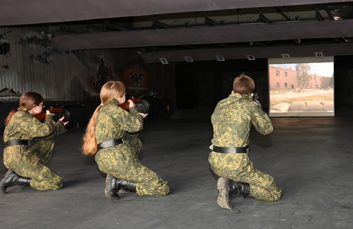 Занятие школьников в интерактивном тире