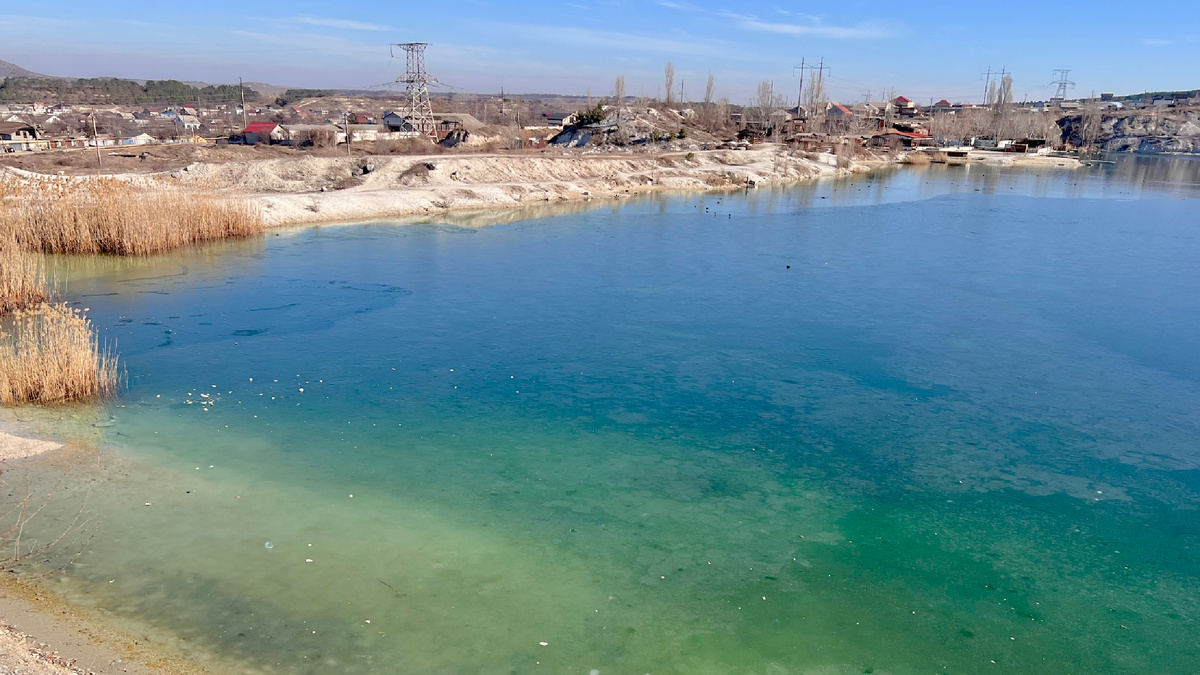 Дети накидали камней на лёд Марсианского озера