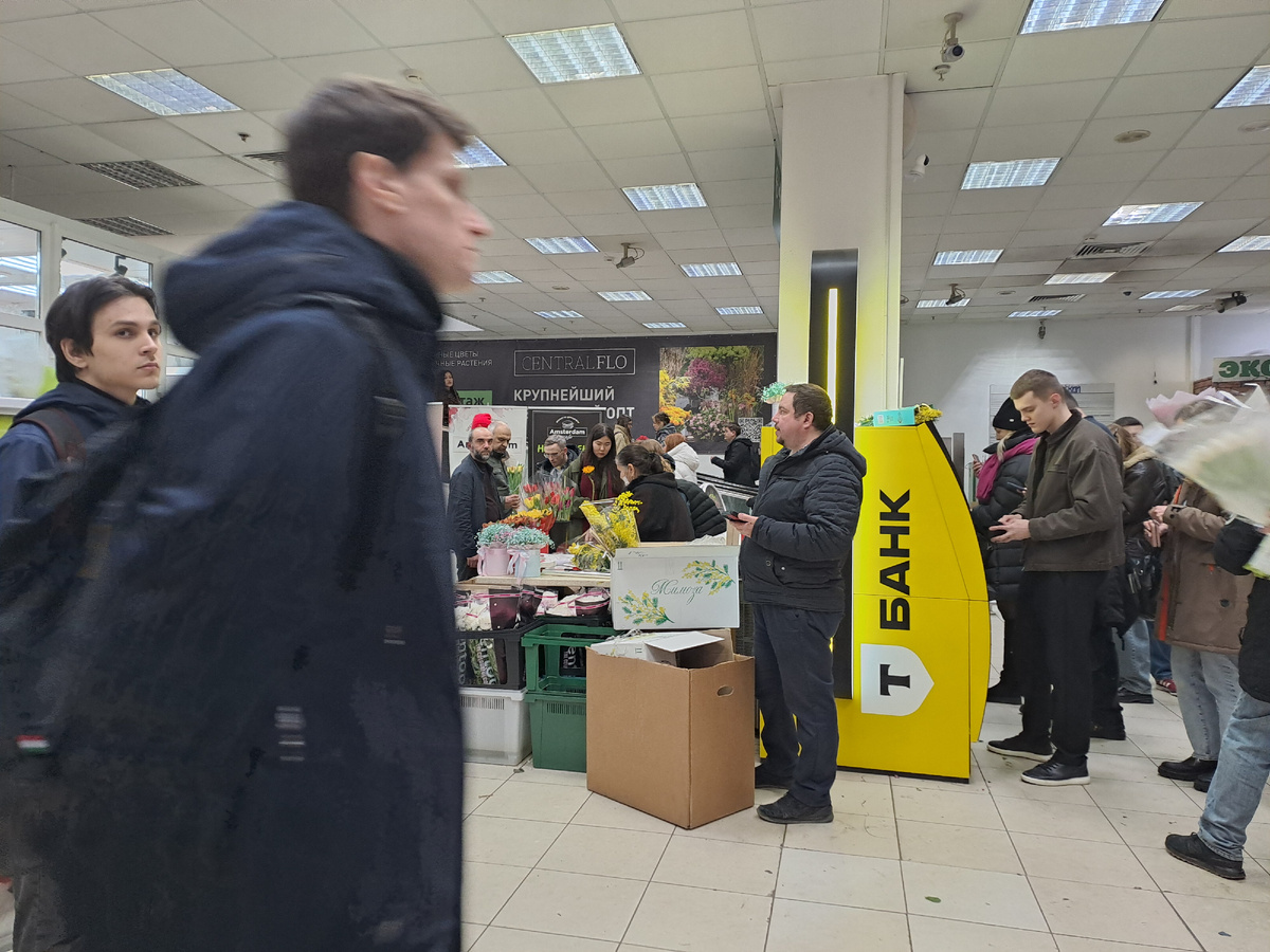 На Рижской столпотворение покупателей вперемежку с курьерами.